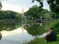 Reflejo de Shwedangon Pagoda en las aguas del Lago Kandawgyi