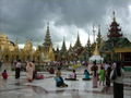 Rezando en Shwedagon Pagoda