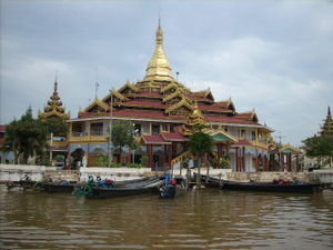 Pagoda Phaung Daw Oo