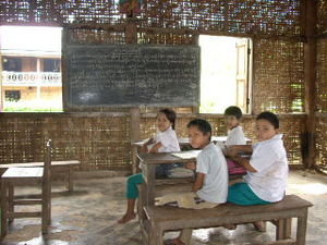 Visitamos una escuela durante el paseo por las aldeas Shan