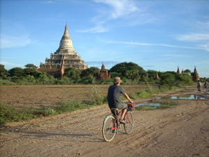 La mejor forma de recorrer Bagan es en bicicleta