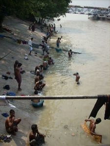 Gente banandose en el rio de Calcuta