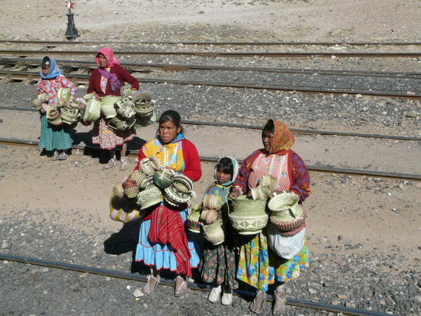 Indígenas Tarahumaras vendiendo sus artesanias
