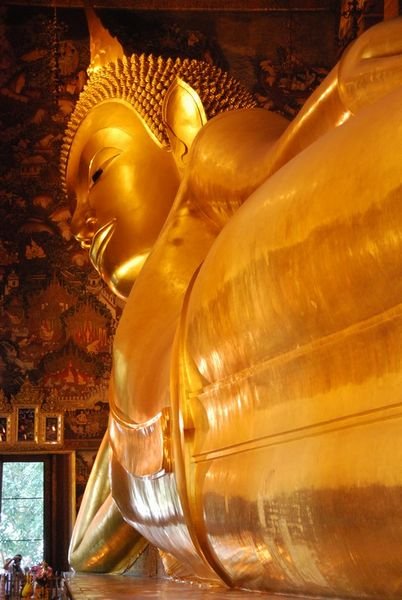 Huge reclining buddha