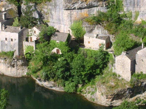 Cliff houses beside the river Tarn