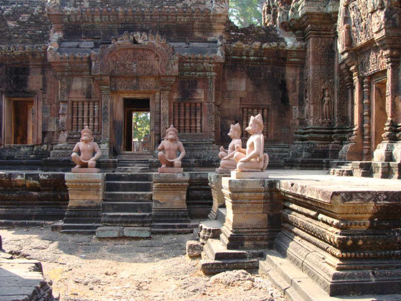Monkey statues at  Bantãy Srĕi temple