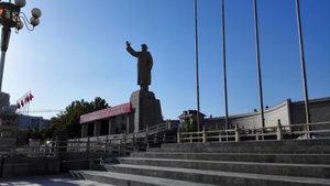  Mao statue