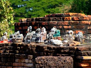  Little Buddha statues at Wat Chang Lom