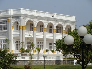  Colonial building