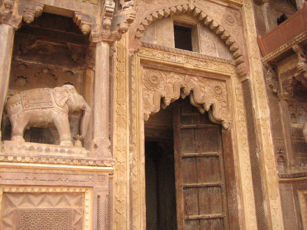 the main gate to jehangir mahal