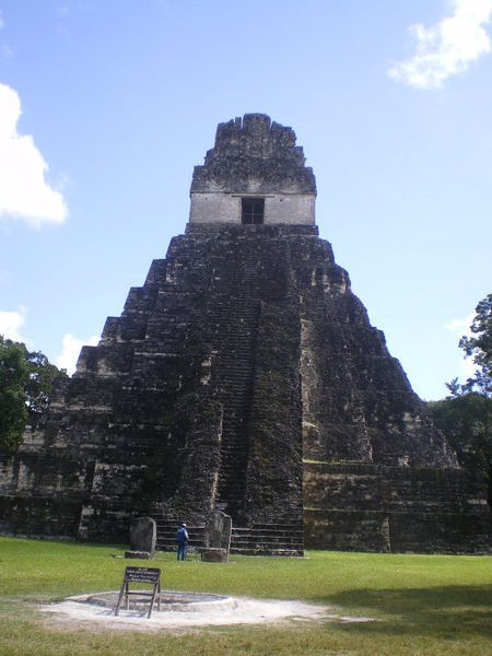 Tikal - einer der Twin Tempel
