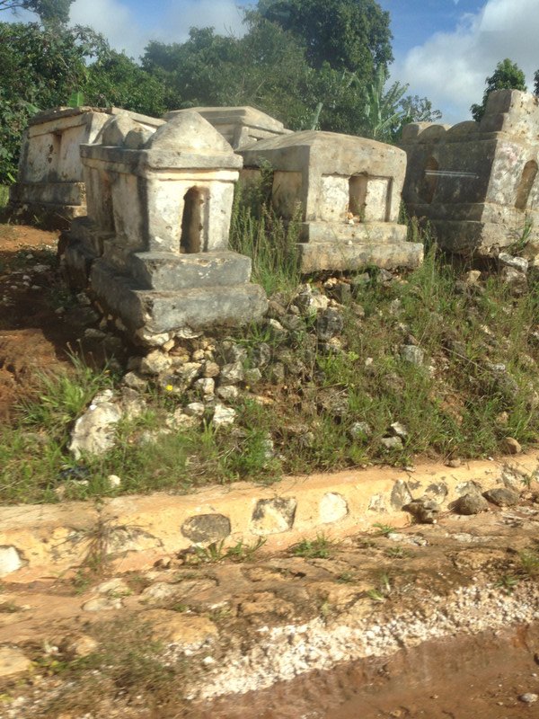 Tombes en plein village. Les Haïtiens entretiennent une grande proximité avec la mort.