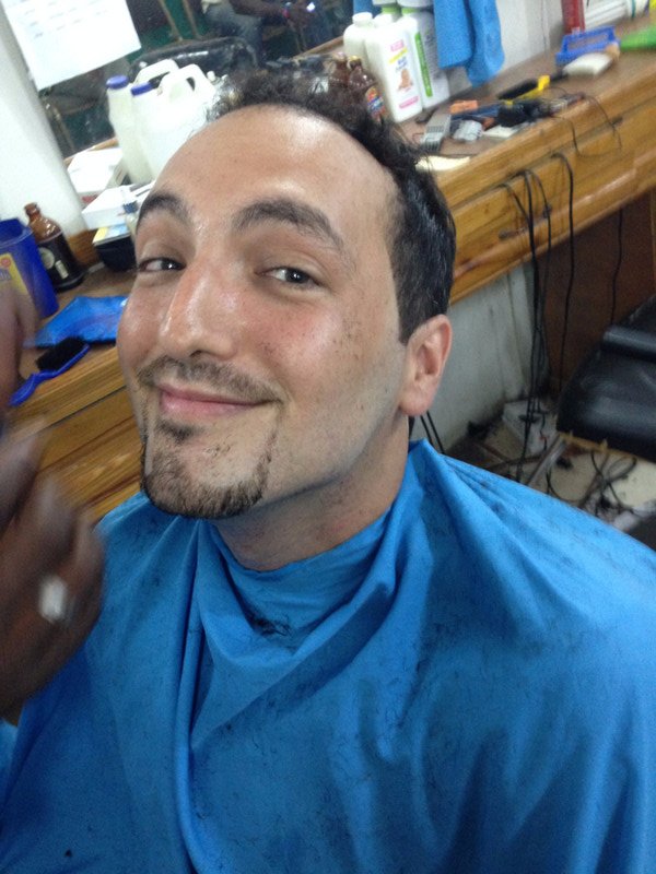 Coupe haïtienne chez le barbier... ouch!