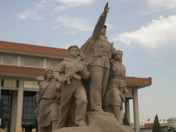 Statue vor dem Mao Mausoleum