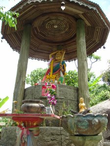 petit temple au bodha geant phuket jul08