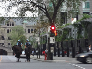 Montréal rues police a cheval Quebec jul 2012 4