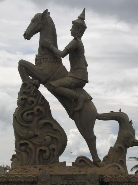 Battambang statue 1