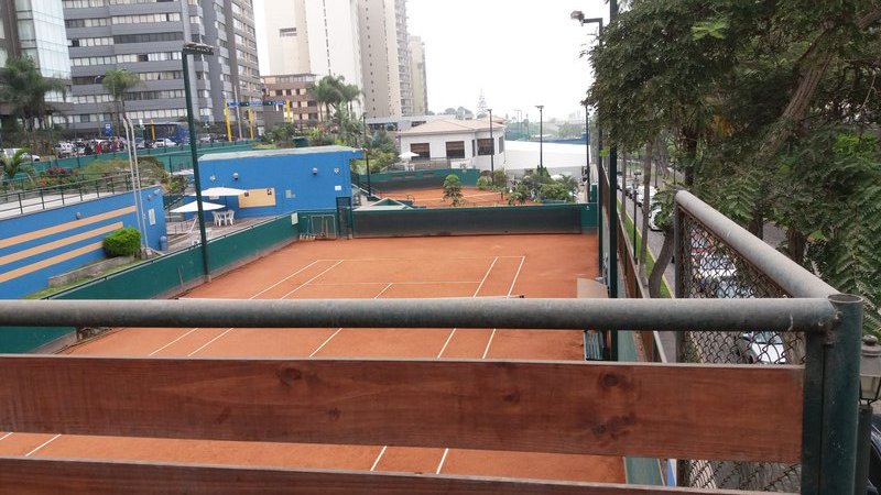 Expensive sports club squeezed between main roads in Miraflores 