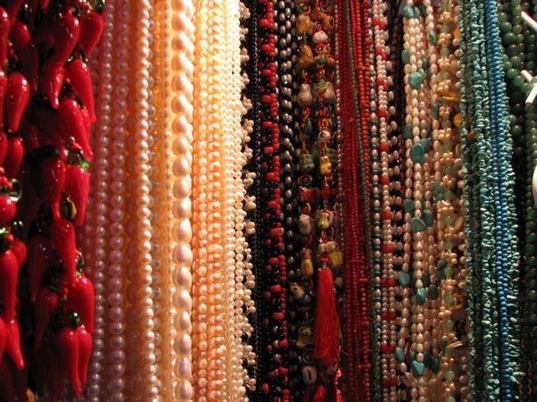 Halsketten in einem Markt/Necklaces on a market