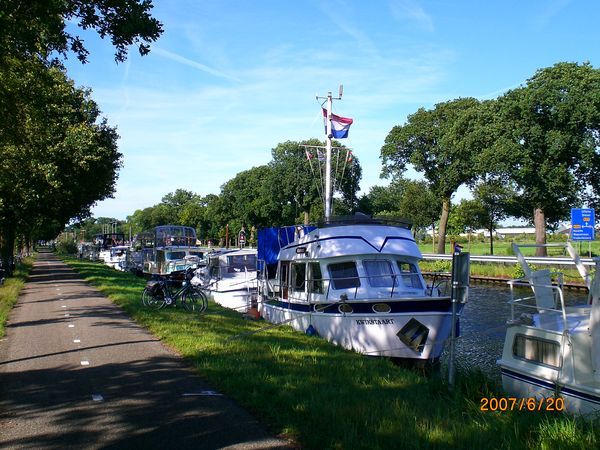 cyclepath and boats on the canal