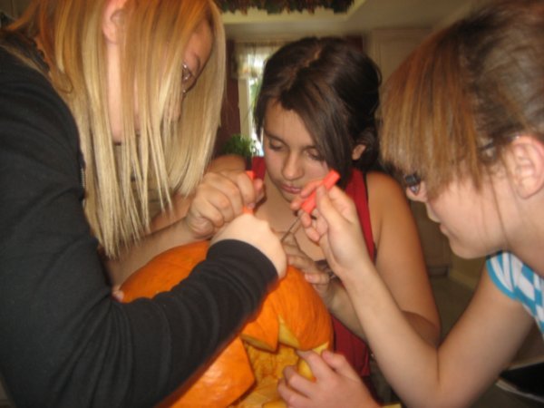 The girls carving teir pumpkin