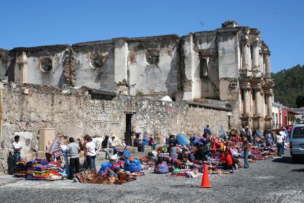 Antigua - Markt vor einer zerstoerten Kirche