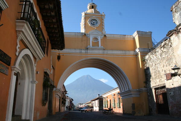 Antigua - die Vulkane sind meist in Dunst und Wolken gehuellt