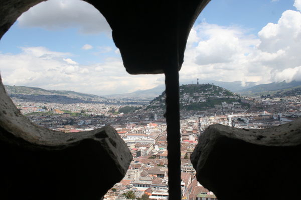 Im Hintergrung: la virgen de Quito
