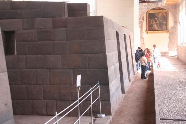 Curicancha - Spanische Mauern um Rest des goldenen Tempels der Inka gebaut
