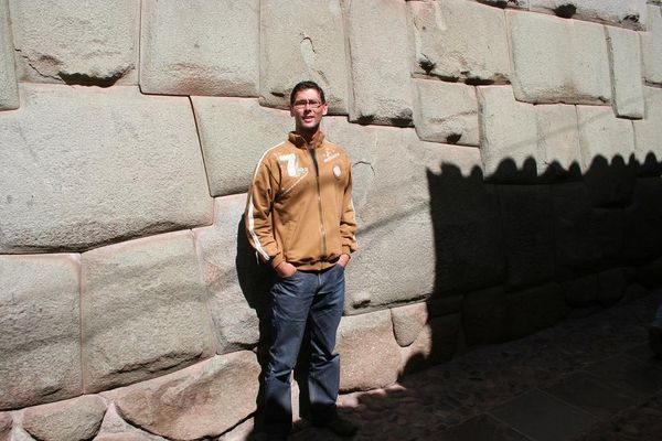 Inkamauern in Cusco, rechts der 12 eckige Stein eingefuegt wie durch Hexerei