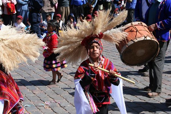 Tanz und Trachtenwettbewerb der Primaerschulen Cuscos