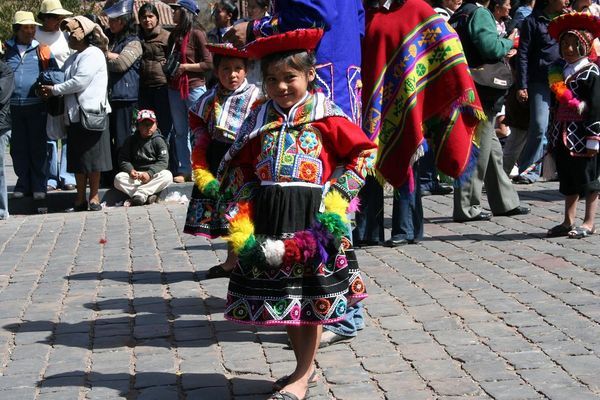 Tanz und Trachtenwettbewerb der Primaerschulen Cuscos 2