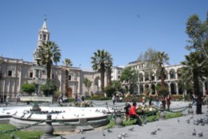 Plaza de Armas, meist von hunderte Tauben bevoelkert, ala Venedig