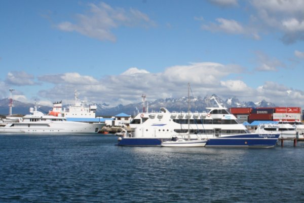 Cruiseships aller Groesse in Hafen von Ushuaia  