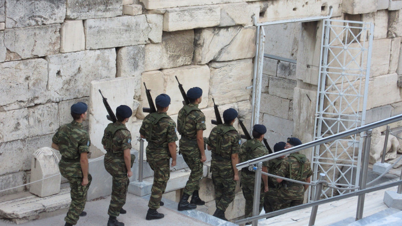 Solders com meanly to,raise the flag at the Parthenon