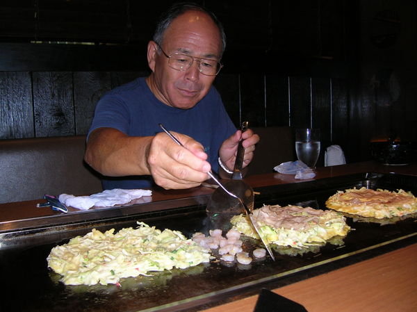Notre guide, Victor, cuisine un okonomiyaki