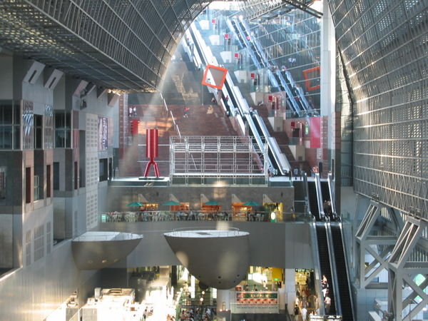 L'interieur de la gare de Kyoto - Un peu plus haut