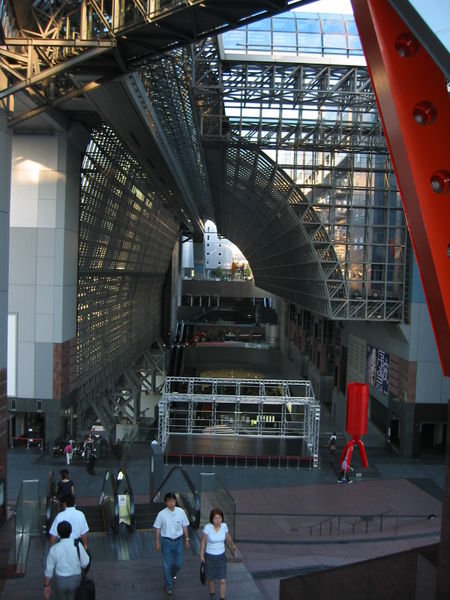 Descente de la gare de Kyoto