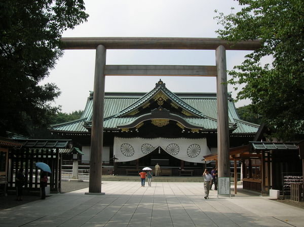 Le temple lui-même avec une autre torii