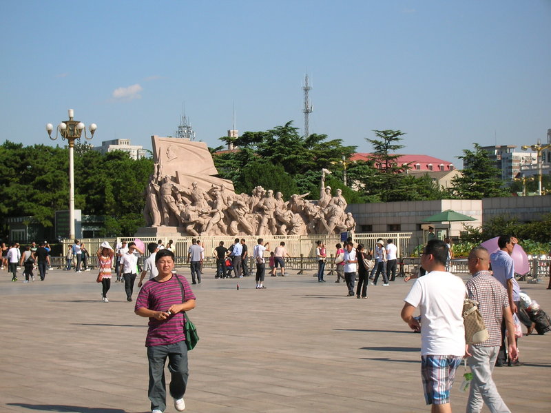 Statue devant le mausolée de Mao