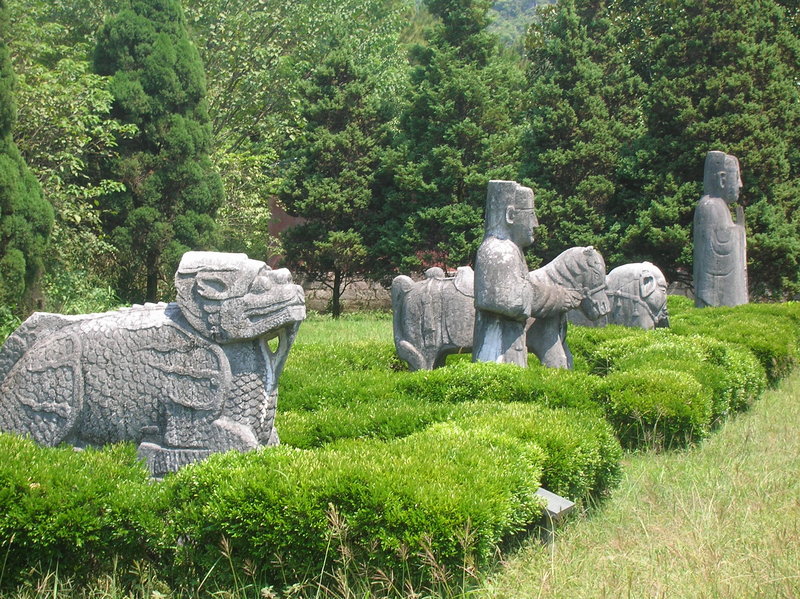 Rangée de statues en face du Mausolée