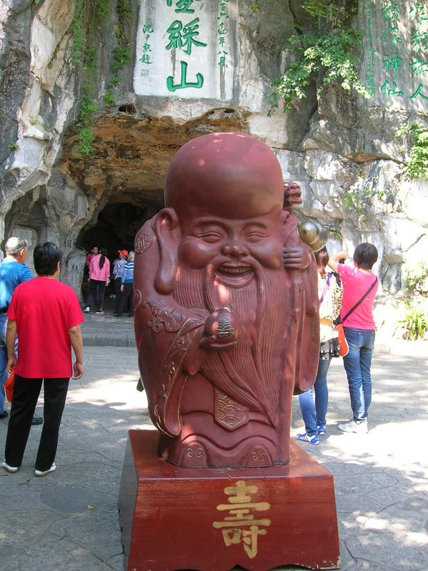 Diecai Hill: statue devant la grotte