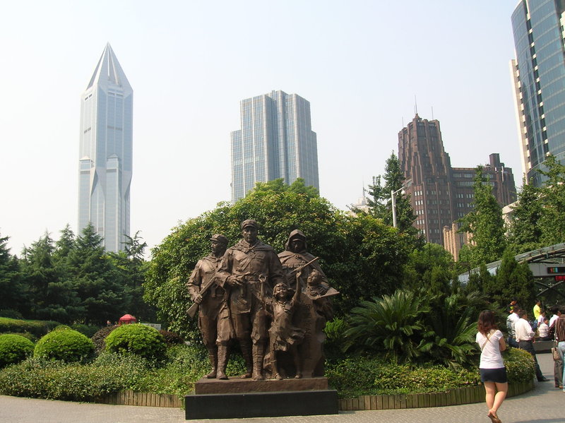Statue à la Place du Peuple