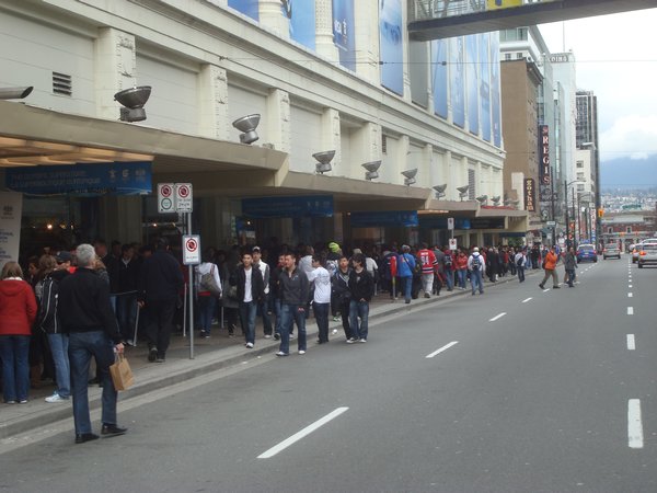 The wait to get tinto the Olympics Store at the Bay