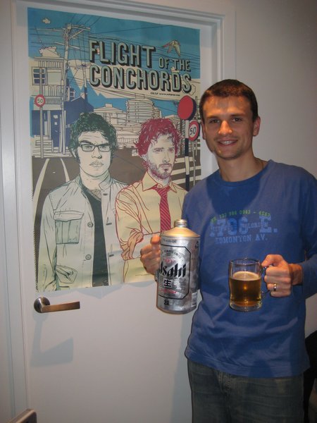 Nick enjoys a final beer with Bret & Jemaine from Flight of the Conchords