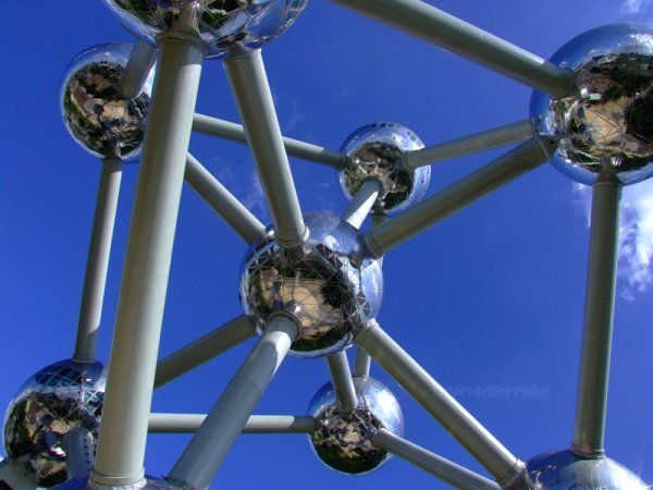 Angle on The Atomium