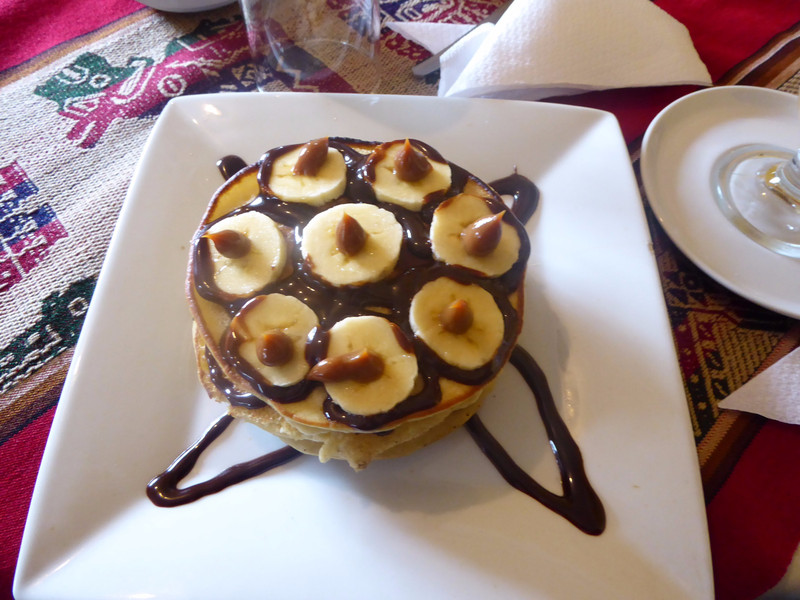 Hotcakes with bananas and caramel