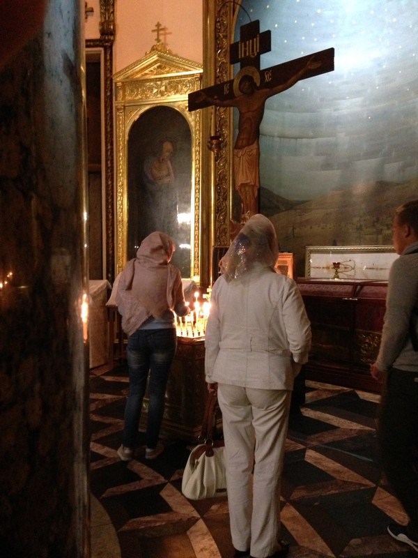 Kissing icons insidede Kazan Cathedral