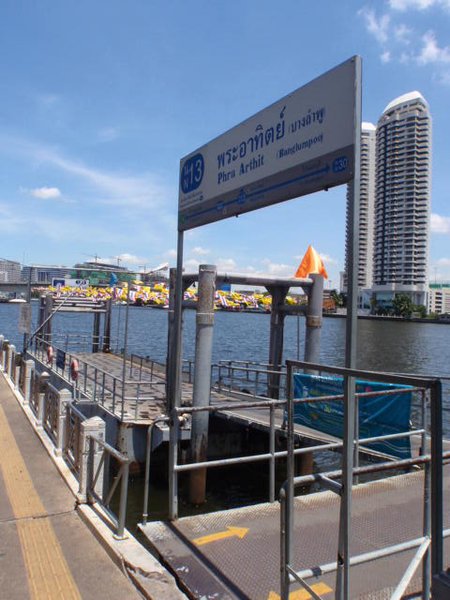 Phra Arthit Pier