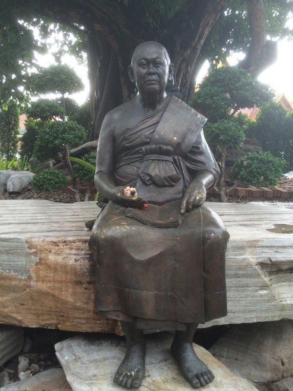 Jolie statue Wat Saket